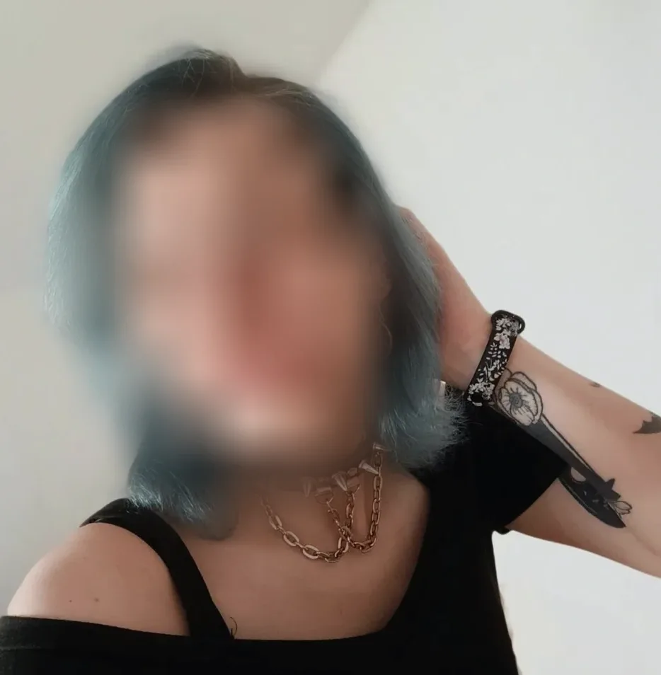 Zoe, 34